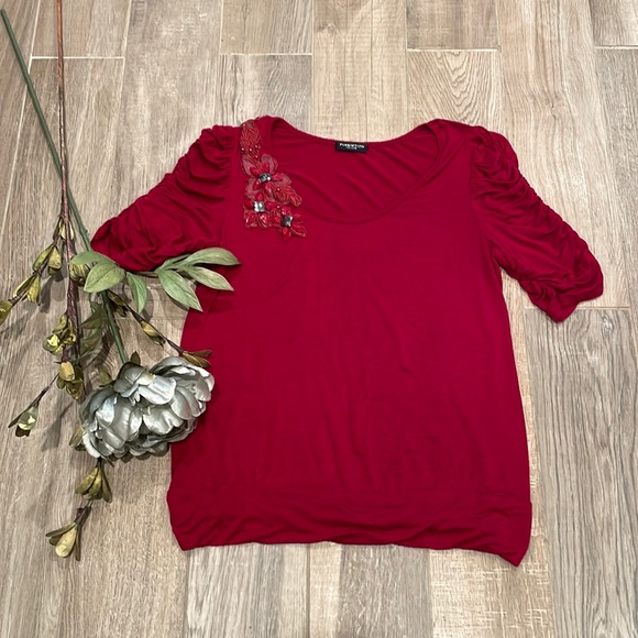 ❗️BUNDLE SALE 4 for $20 - 🎄RED Short sleeve TOP - Picture 2 of 8
